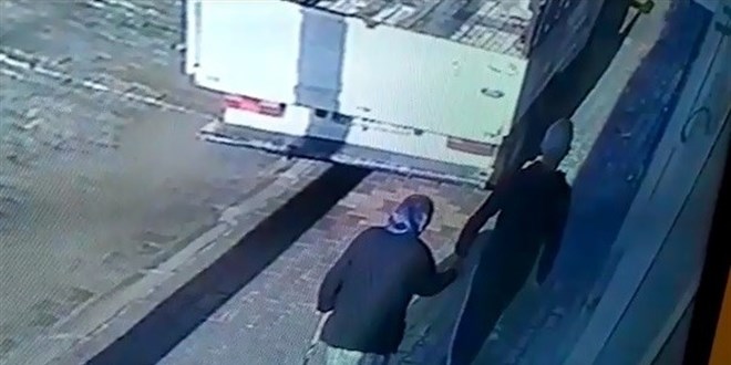 'Akrabanım' deyip koluna girdiği yaşlı kadının yüzüğünü çaldı