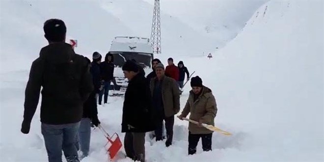 Yüksekova'da çığ düştü, çok sayıda araç ve vatandaş mahsur kaldı