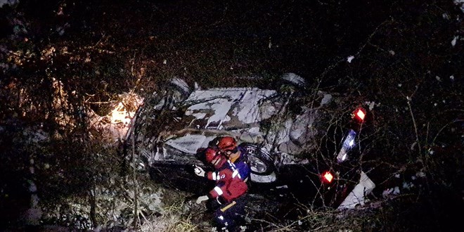 Yoldan çıkan otomobil 30 metrelik uçuruma yuvarlandı!