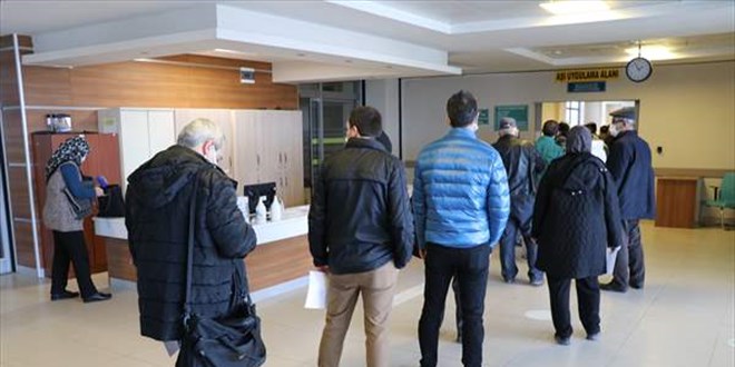 'Hatırlatma dozu' olmak isteyenler aşı merkezleri önünde kuyruklar oluşturdu