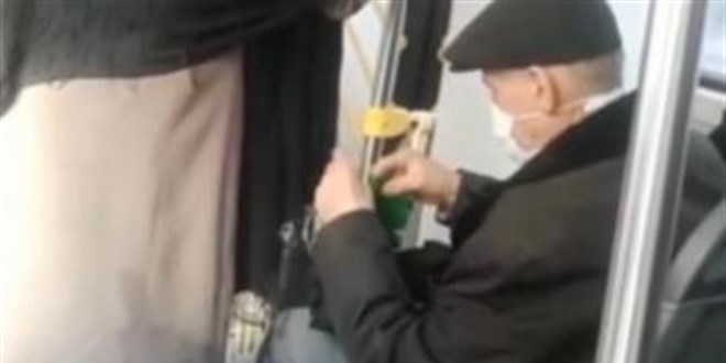 Otobüste örgü ören dedeyi görenler gözlerine inanamadı