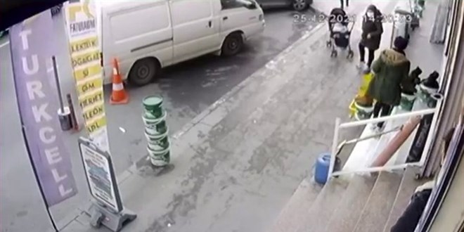 Esenyurt'ta dalgın anne bebek arabasında çocuğunu unuttu