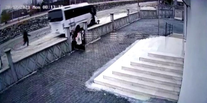 Okula gitmek i�in kulland��� servis arac� �ocu�un �zerinden ge�ti