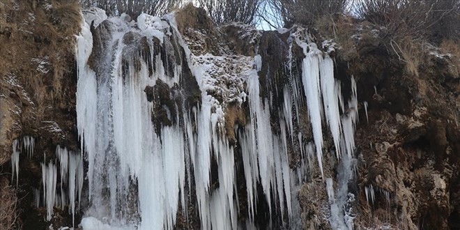 Erzincan'daki Girlevik elalesi'nde buz sarktlar olutu