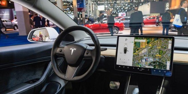 Tesla araç sürerken oyun oynama özelliğini kapatacak