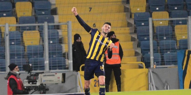 Başkent derbisinde ilginç an: Sağlık ekipleri sarı kart gördü