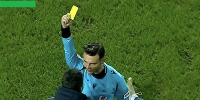 Ankara'daki derbide sa�l�k g�revlisine sar� kart