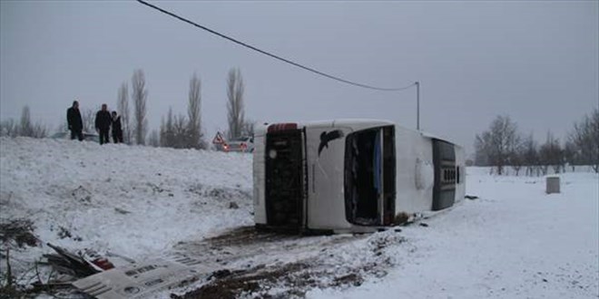 Konya'da yolcu otobüsü şarampole devrildi, 11 kişi yaralandı