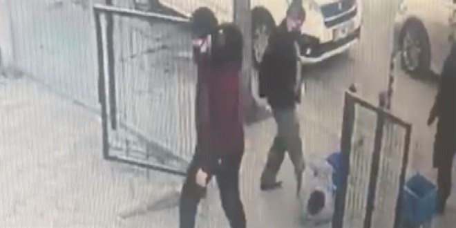 Yere düşen engelli çocuğa bir de babası tekme attı