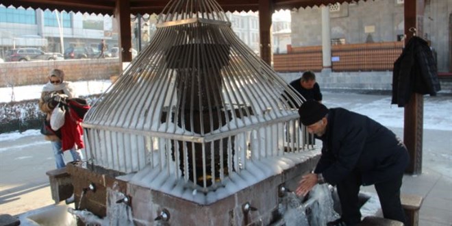 Erzurum'da şadırvanlar adeta buzdan şelaleye döndü
