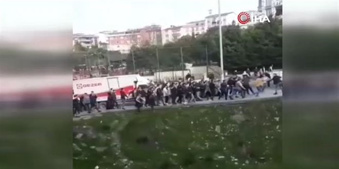 Esenyurt'ta iki ailenin meydan savaşı gibi kavgası kamerada