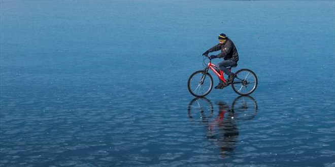 Buzla kaplanan Çıldır Gölü'nde çocukların bisiklet keyfi
