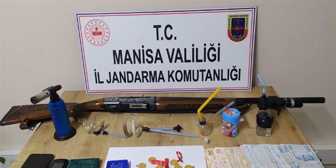 Evden 27 tam altın ve 8 bin TL çalındı