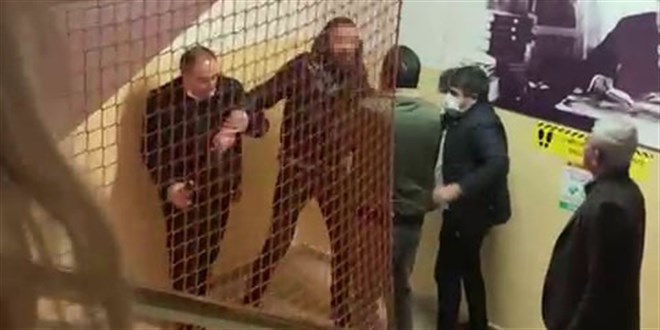 Veli öğrencilerin gözü önünde okul müdürüne saldırdı
