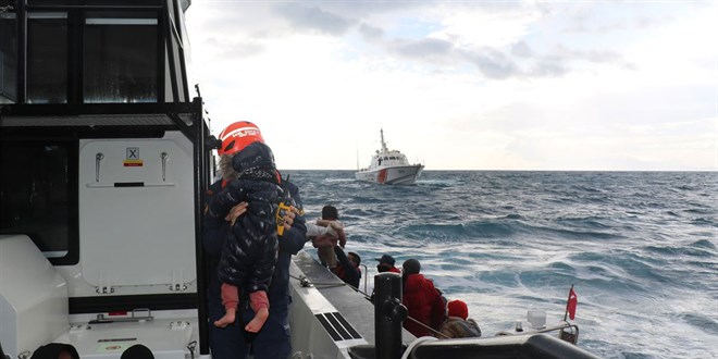 İzmir açıklarında göçmen teknesi battı; 2 kişi öldü, 24 kişi kurtarıldı