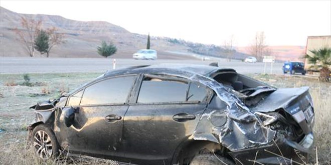 Adıyaman'da domuz sürüsüne çarpan araçtaki 3 kişi yaralandı