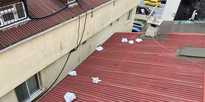 Lüks rezidans sakinleri çöplerini poşetle çatıya atıyorlar