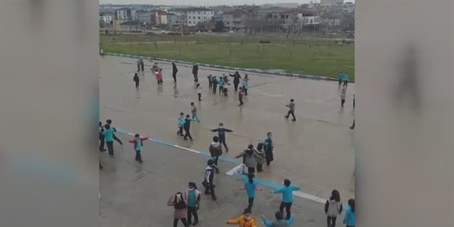 İlkokul öğrencileri teneffüste 'Erik Dalı' oynadı