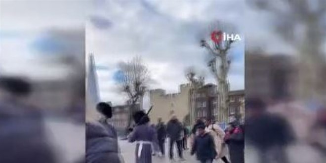 İngiltere Kraliyet Muhafızı önüne çıkan çocuğu yere düşürdü
