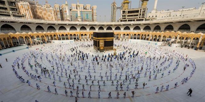 Kabe ve Mescid-i Nebevi'de sosyal mesafe geri getirildi