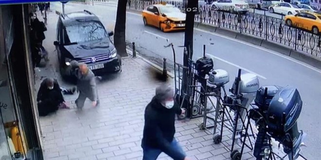 Otomobil yayaların arasına daldı: 2 yaralı