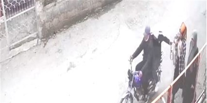 Motosikletli kapkaççılar, annesiyle yürürken çantasını çaldı