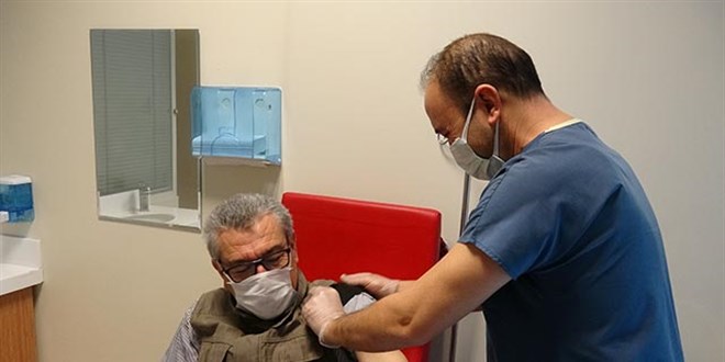 3 doz Sinovac ardından bekleyip Turkovac aşısını yaptırdı