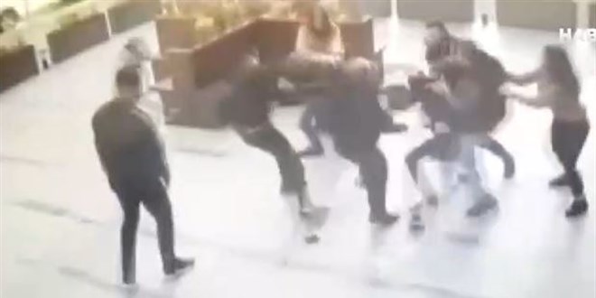 15 kişi bir kişiye saldırdı, ayırmaya çalışanlara bıçak çekildi