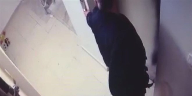 Komşusuna kabus yaşattı: Daire kapısına çöp attı, idrarını yaptı