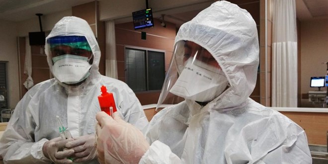 Doktorlar hastalara 'nefes' olabilmek için yeni yıla hastanede giriyor
