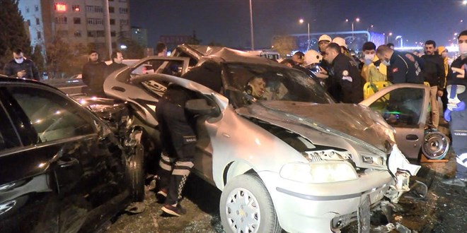 Beylikdz'nde yln ilk saatlerinde 11 aracn kart feci kaza; 10 kii yaraland