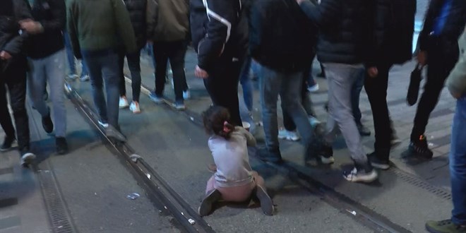 Dilenciler yılbaşı kalabalığını fırsata çevirdi çocuklar turistin ayağına sarılarak para istedi