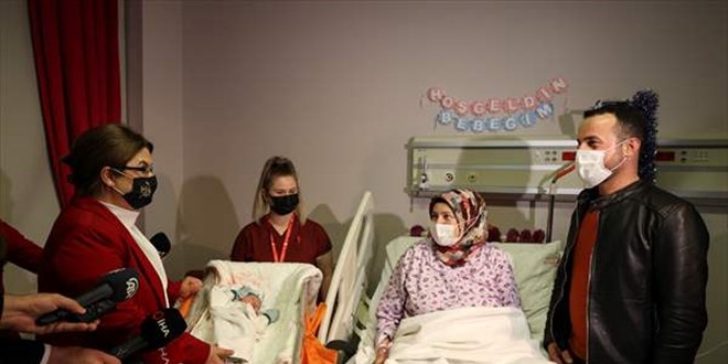 Aile ve Sosyal Politikalar Bakanı Yanık, başkentte yeni yılın ilk bebeğini ziyaret etti: