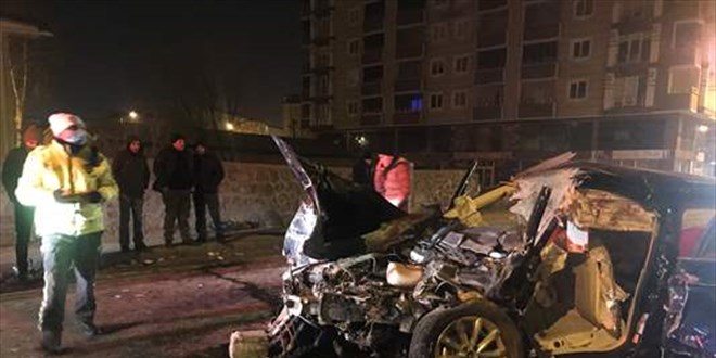 Bahçe duvarına çarpan otomobildeki 4 kişi öldü, 1 çocuk ağır yaralandı
