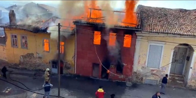 İzmir'deki ev yangınında ölen 3 çocuk toprağa verildi