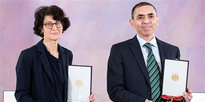 Türeci ve Şahin'in resimleri 'Euro'ya basılsın' önerisi