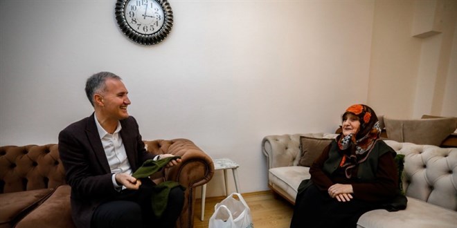 86 yaşındaki Melek Teyze, 10 yıldır askerler için çorap örüyor