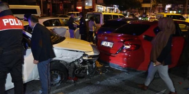 Alkollü sürücü kazaya neden oldu; 5 araç birbirine girdi