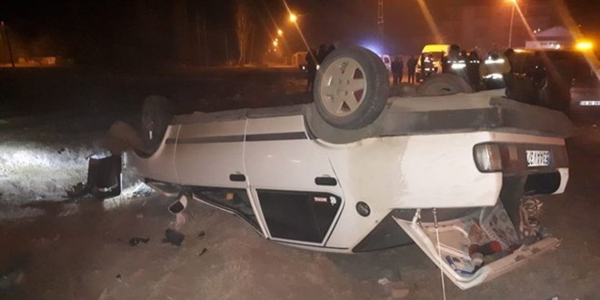 Çaldıkları otomobille polisten kaçarken kaza yaptılar