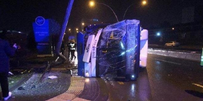 EGO otobüsü otomobillerin üzerine devrildi, 16 kişi yaralandı
