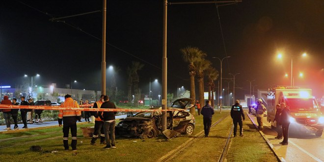 İzmir'de elektrik direğine çarpan araçtaki 4 kişi yaralandı