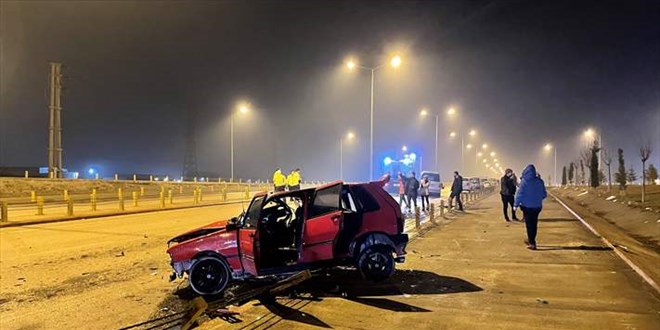 Çaldıkları otomobille ters yola girip kaza yaptılar