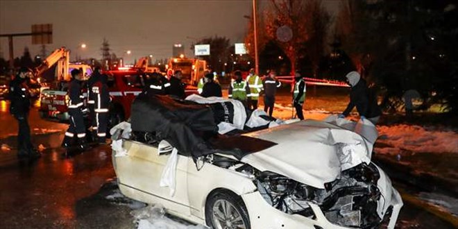 Ankara'da direğe çarptıktan sonra yanan otomobilin sürücüsü öldü