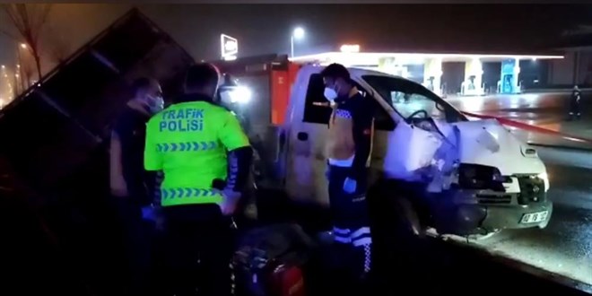 Aydınlatma direğine çarpan kamyonetin sürücüsü camdan fırlayarak hayatını kaybetti