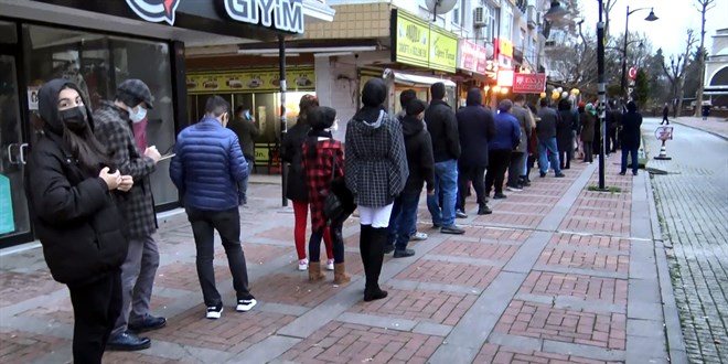 Yeni y�l�n ilk g�n�nde n�bet�i eczane kuyru�u