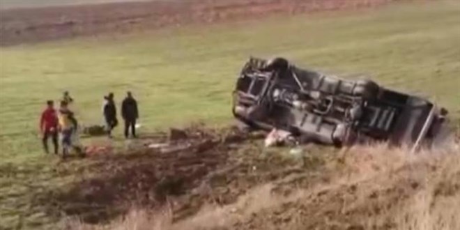 Güreşçileri taşıyan minibüs devrildi! Antrenör öldü, 15 sporcu yaralı