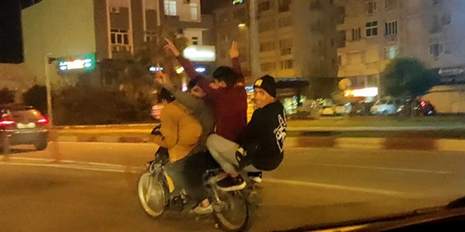 4 gencin motosikletle tehlikeli yolculu�u