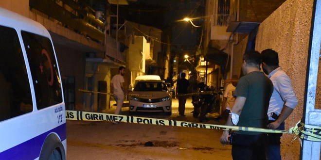 Adana'da silahl kavgaya mdahale eden polis bacandan vuruldu