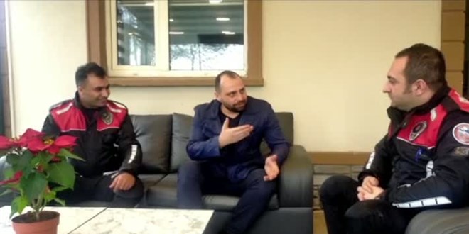 Trafikte sıkışan hamile kadın yunuslar hastaneye yetiştirdi