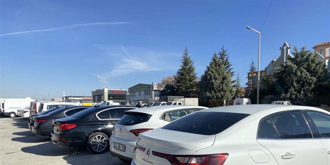 Oto galericiler stoktaki araçların piyasaya çıkmasını bekliyor